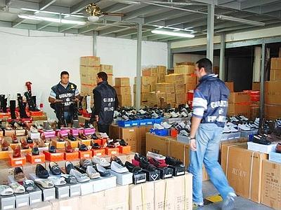 Sequestrate 75mila paia di scarpe contraffatte provenienti dalla Cina