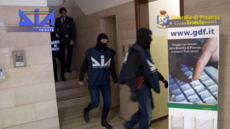 Camorra, i Casalesi mostravano le foto dei loro familiari agli imprenditori del Nord per costringerli a pagare il pizzo