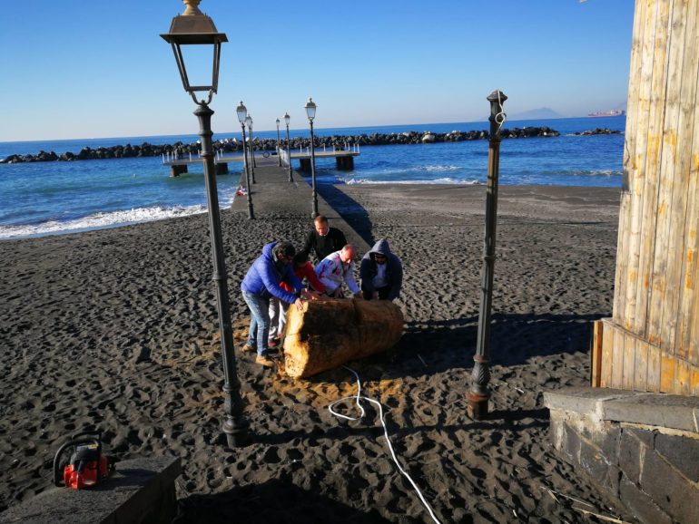 Ercolano, i volontari di Hippocampus ripuliscono spiaggia e fondali del molo borbonico. LE FOTO