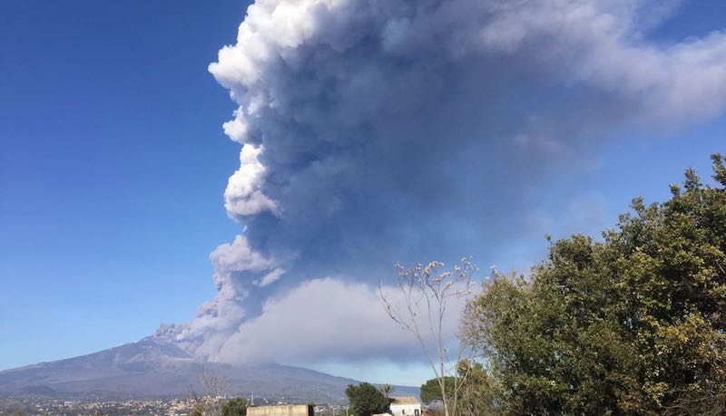 Forte eruzione sull’Etna: 130 scosse da stamane
