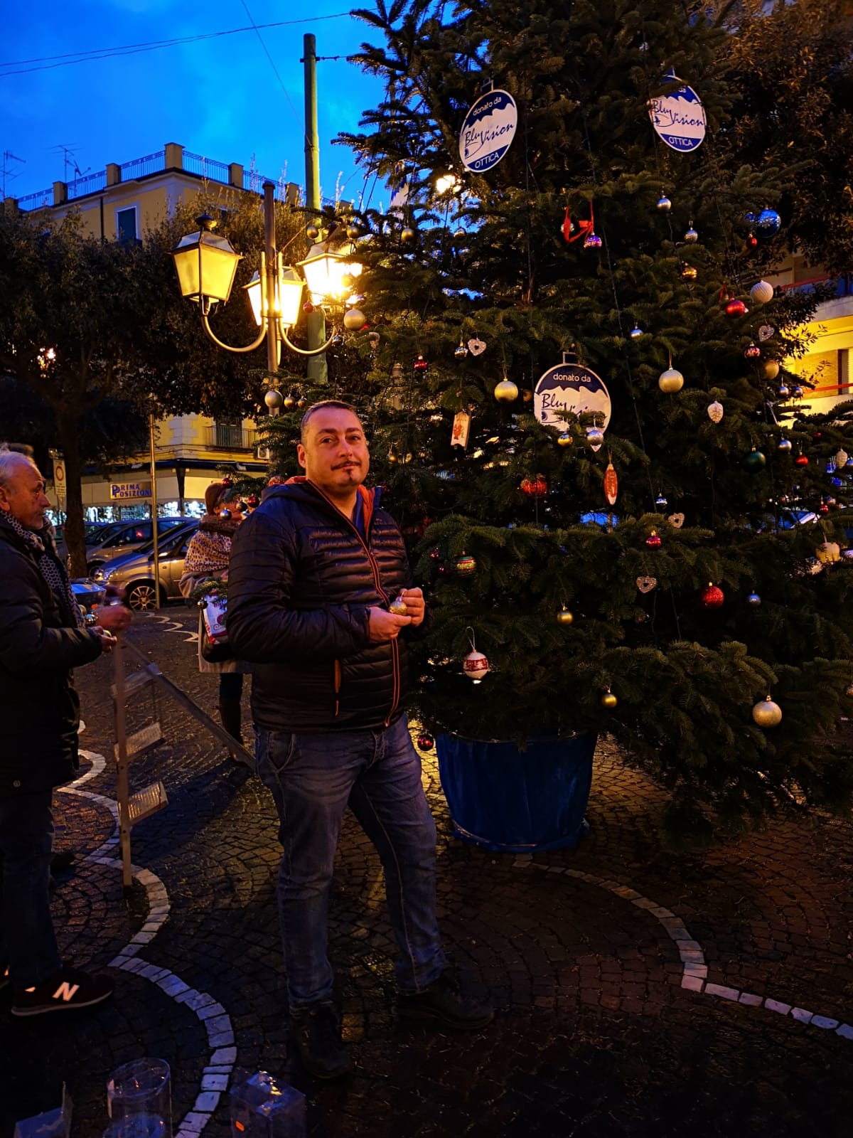 Miserabile furto di palline da un albero di Natale donato da un commerciante