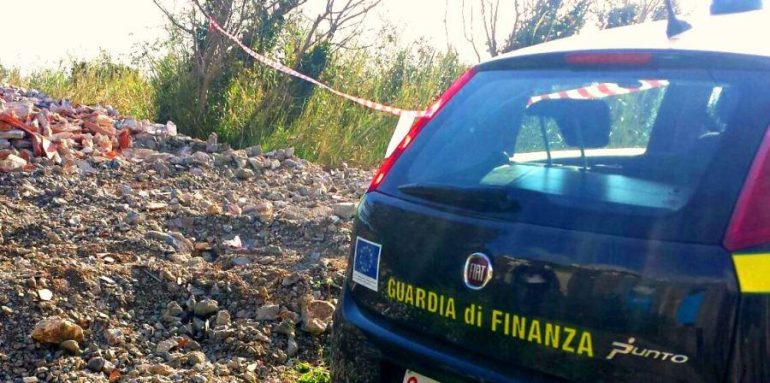 Sequestrata discarica abusiva a Poggiomarino: tra i rifiuti anche amianto