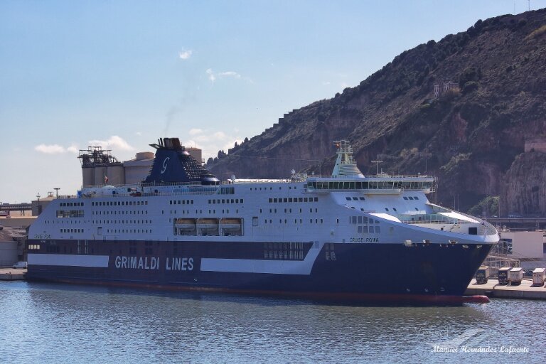 Avaria alla nave da crociera della Grimaldi diretta in Spagna: odissea per 390 persone
