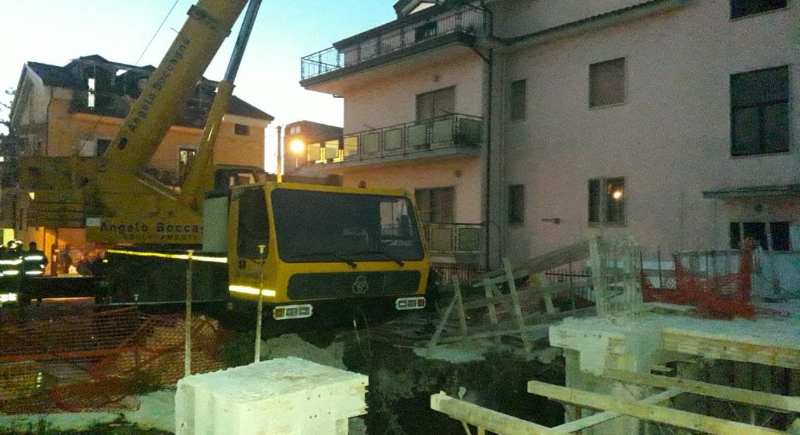 Tragedia sul lavoro nel Casertano: tre operai cadono dal solaio, uno è grave