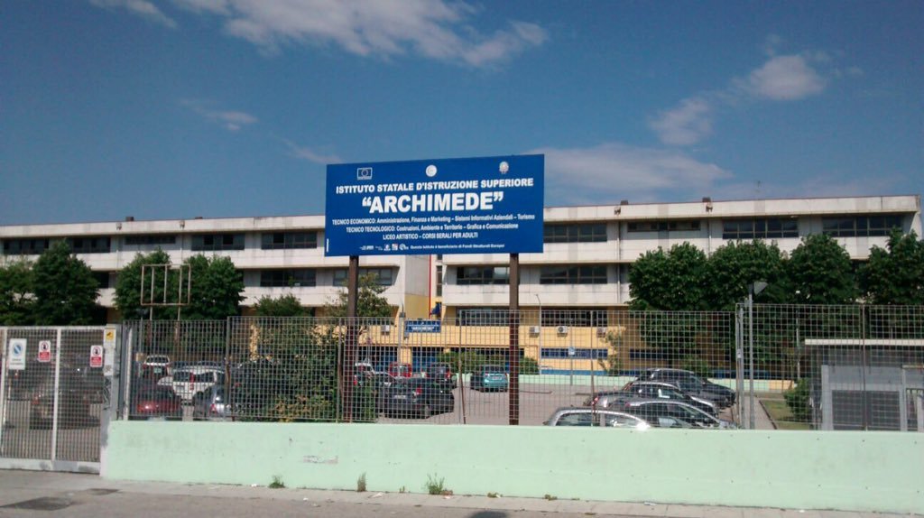 Nuovo raid contro l’istituto Archimede di Ponticelli: il preside va dal questore