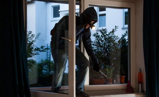 Fermato il ladro seriale dei Monti Lattari: 9 furti negli appartamenti in due mesi