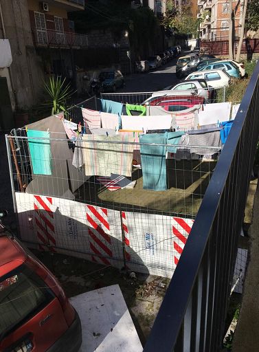 Napoli, si impossessa della strada per farne una ‘lavanderia’ personale