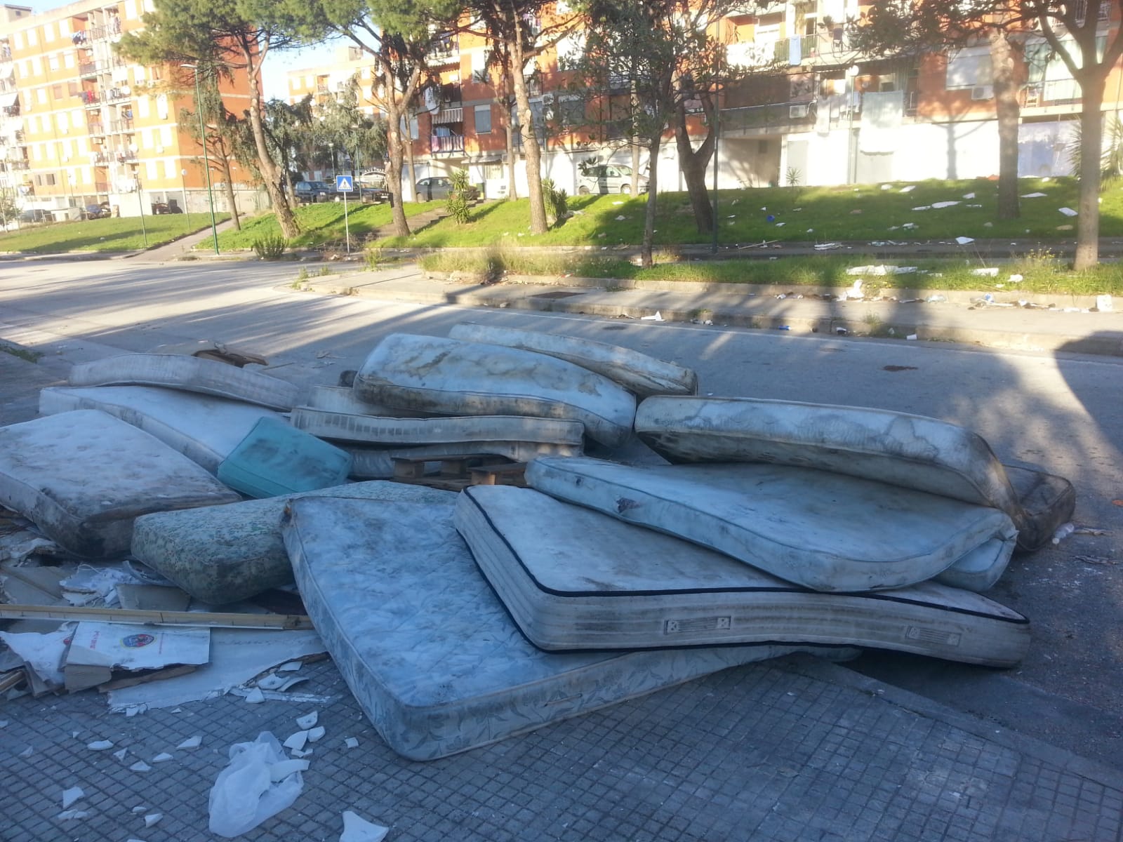 Napoli, decine di materassi e rifiuti abbandonati vicino alla scuola a Ponticelli