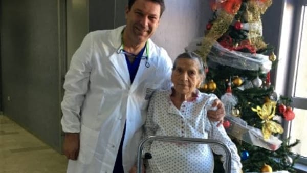 Nonnina di 100 anni operata lunedì al Moscati di Aversa, con una frattura al femore: è già in piedi