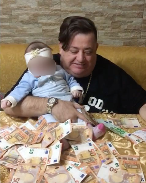 Napoli, il nonno fa gli auguri alla nipotina con una distesa di banconote. IL VIDEO VIRALE SUL WEB