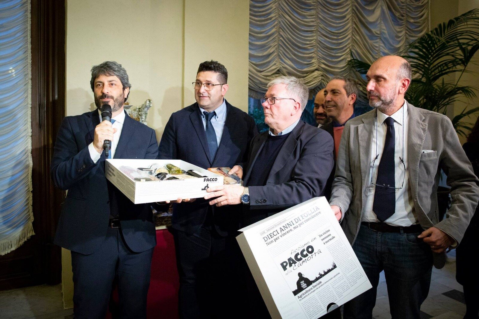 Il Presidente della Camera, Roberto Fico riceve “Il pacco alla camorra”