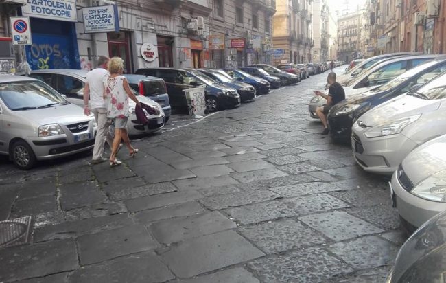 Napoli, gli 8 parcheggiatori ‘cacciati’ da via Sedile di Porto subito rimpiazzati dai ‘nuovi’