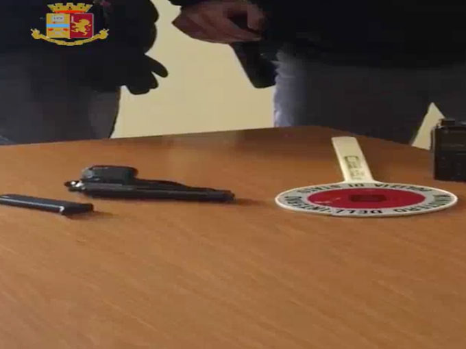 Napoli, si nascondeva in un sottoscala con una pistola con il colpo in canna: catturato pregiudicato delle Case Nuove