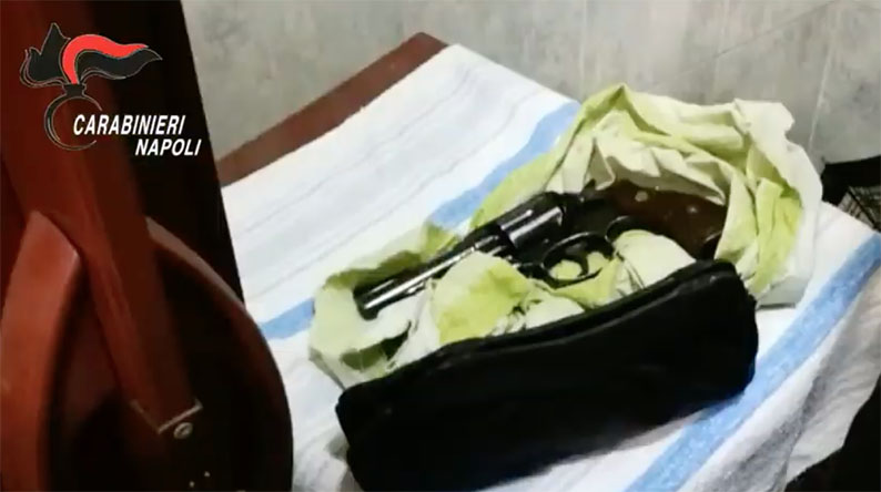 Napoli, blitz dei carabinieri a Miano: recuperate armi e droga. IL VIDEO