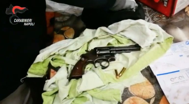 Napoli, a Miano trovato un revolver nascosto tra i santini. IL VIDEO