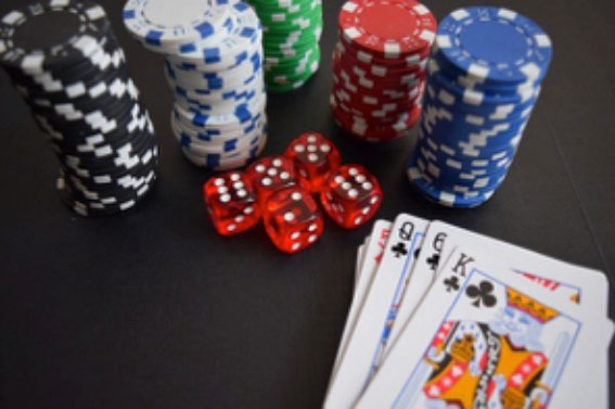 Dollapoker, verso il processo 12 imprenditori vicino ai Casalesi: gestivano il poker on line