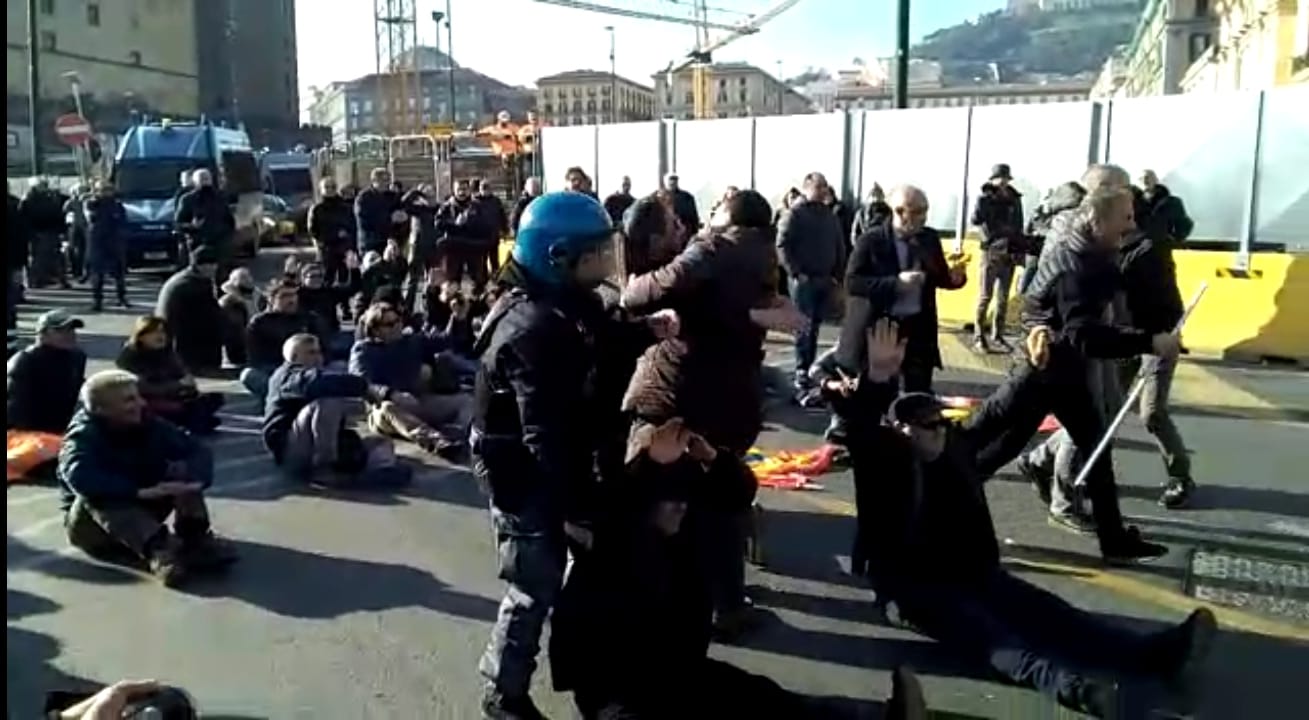 Napoli, lavoratori Usb fermati davanti alla Prefettura: rischiano la denuncia