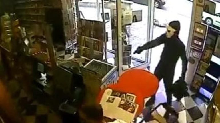 Rapina nell’edicola-tabacchi, banda di incappucciati in fuga col bottino