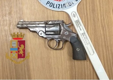 Napoli, revolver recuperato dalla polizia al rione don Guanella