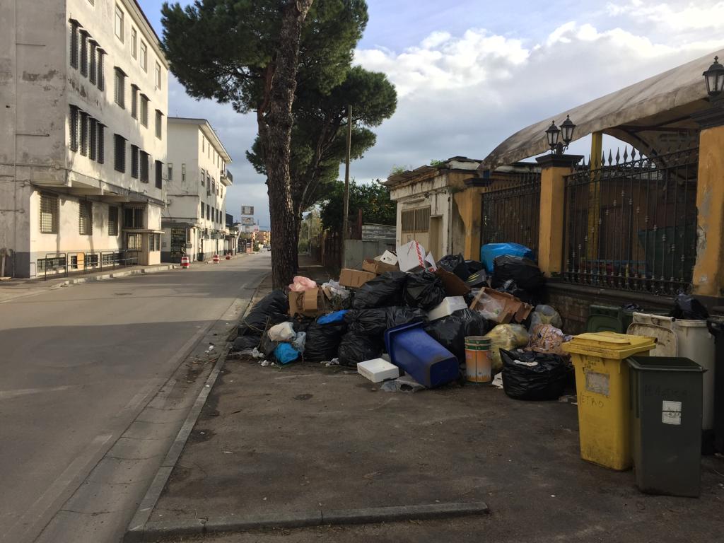 Arzano , rifiuti e polemiche, il consigliere Gennaro De Mare attacca la maggioranza: “Politicamente scarsi”.