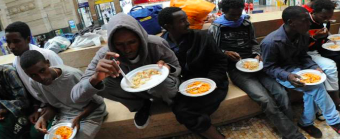Niente più pasti ai centri migranti di Napoli e Caserta: l’azienda fornitrice non viene pagata da un anno e mezzo