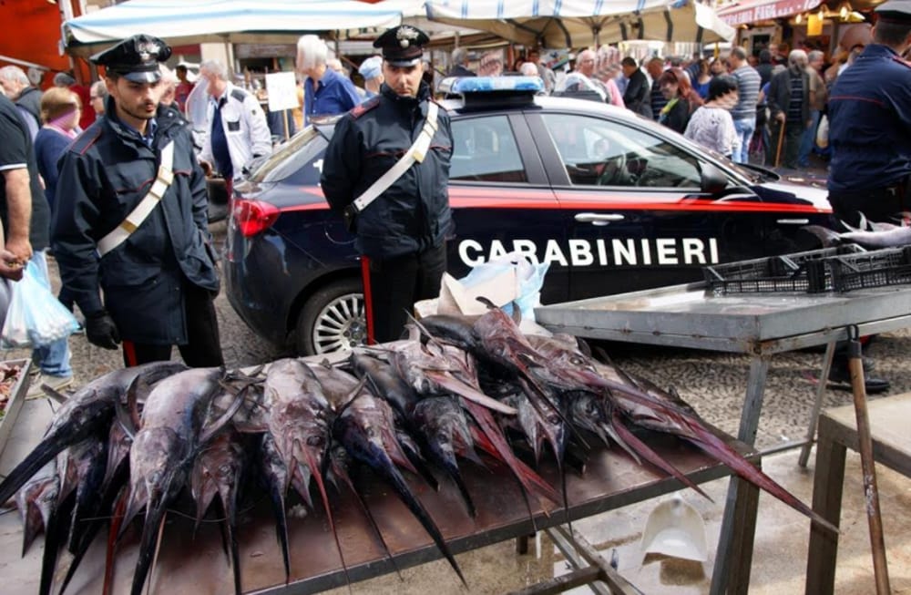 Natale sicuro a tavola: controlli dei carabinieri forestali in market e pescherie, multe e sequestri