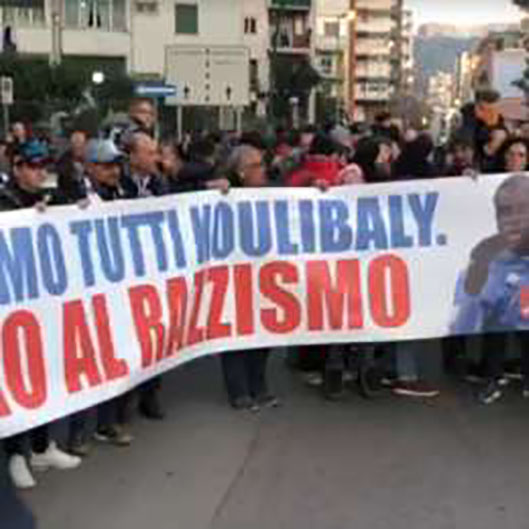 I tifosi del Napoli accolgono la squadra, ‘siamo tutti Koulibaly’