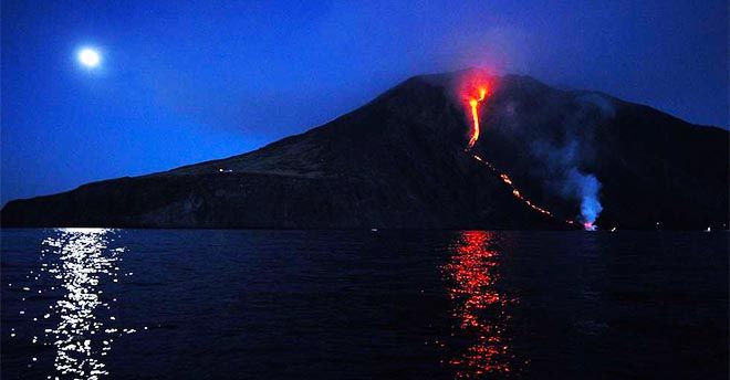 Anche lo Stromboli riprende l’attività eruttiva: collegamenti con l’Etna