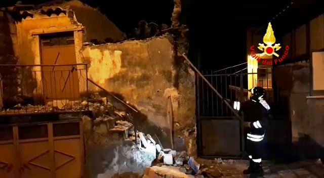 Forte scossa di terremoto nella notte nel Catanese: 4 feriti, gente in strada, tanta paura
