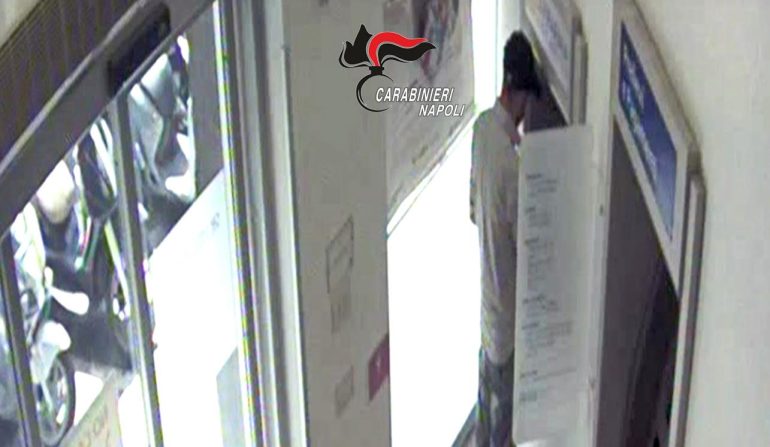 Da Forcella alla Penisola Sorrentina per truffare anziani: da una vittima era addirittura riuscito a farsi consegnare Bancomat e PIN
