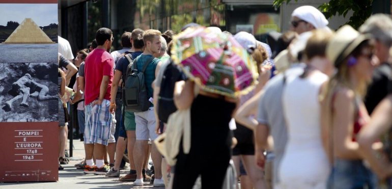 Turisti negli Scavi di Pompei: niente più torso nudo, bikini e ombrellini parasole