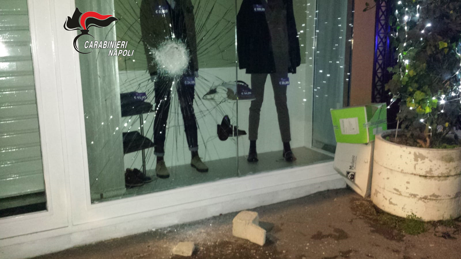 San Giuseppe Vesuviano, sfonda vetrina di un negozio per rubare l’abbigliamento esposto: preso 34enne