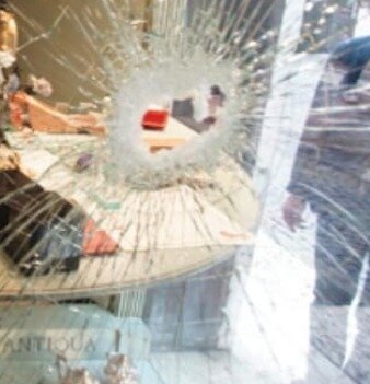 Distruggono la vetrata della gioielleria: l’allarme non scatta e i banditi fuggono col bottino