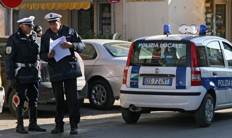Napoli, i vigili rimuovono le auto abbandonate in via Epomeo