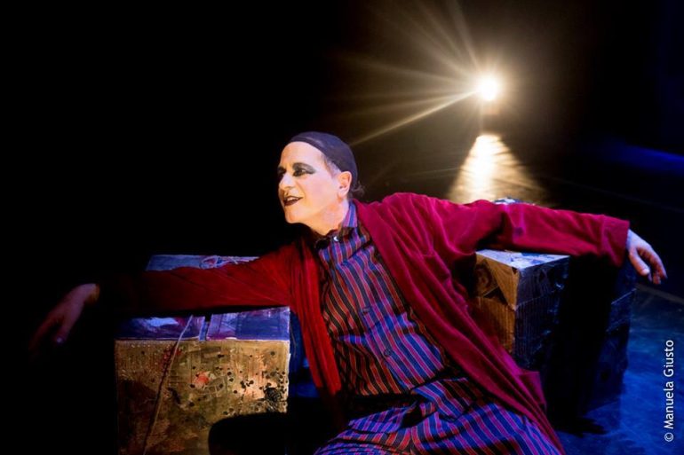 ‘Chapeau!’ alla Sala Assoli inaugura la rassegna ‘Fuori controllo’. Di Roberto Russo, diretto e interpretato da Gianni De Feo