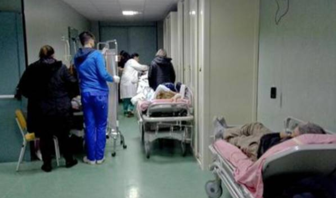 Napoli, ospedali in tilt per i ricoveri da influenza: è record di barelle nelle corsie