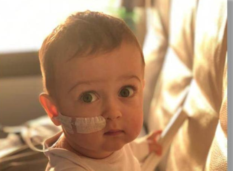Il piccolo Alex ringrazia l’Italia: ‘Ci avete insegnato a non mollare’