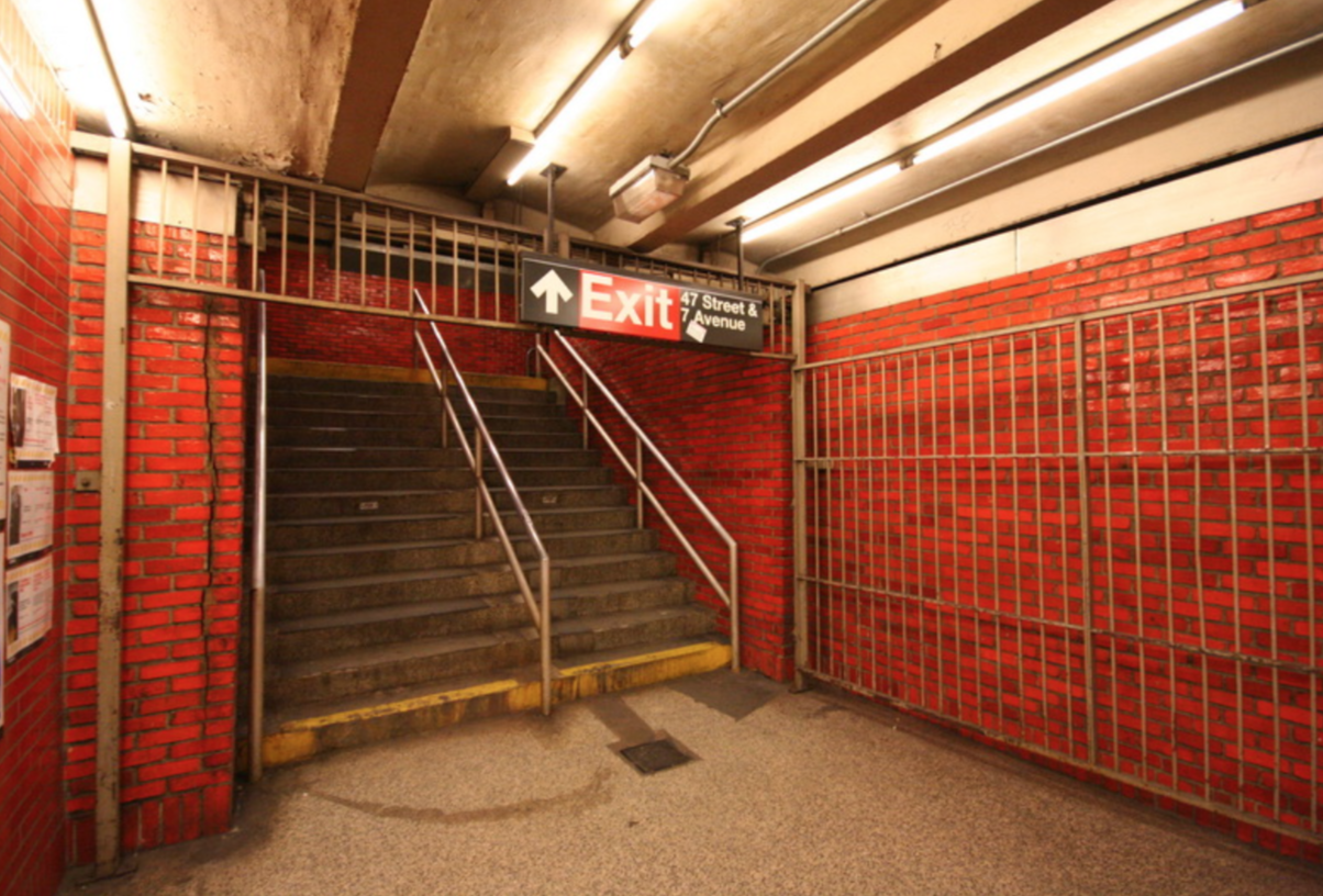 Cade dalle scale della metro e muore: l’assurda storia di una 22enne