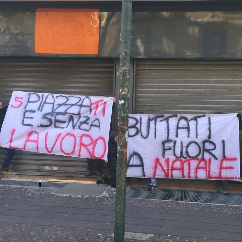 Vomero, via Luca Giordano, presidio dei 38 lavoratori in strada