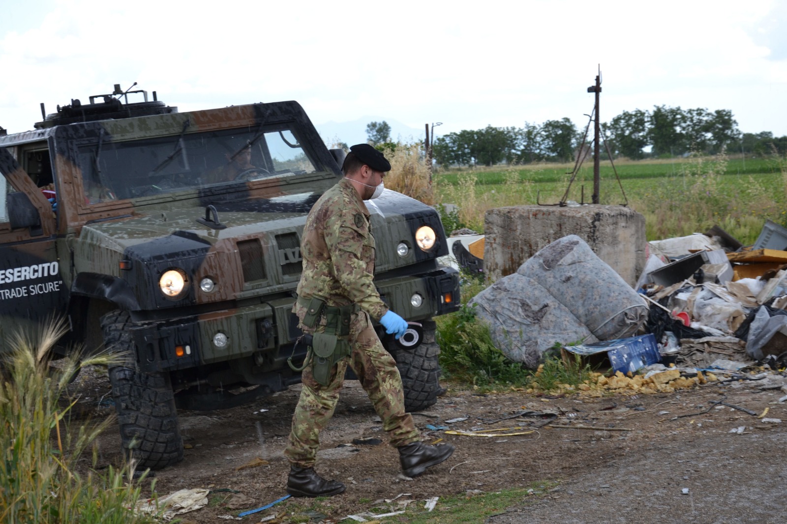 Blitz congiunto tra Esercito e Polizia nella terra dei fuochi: 5 sequestri e 11 persone denunciate