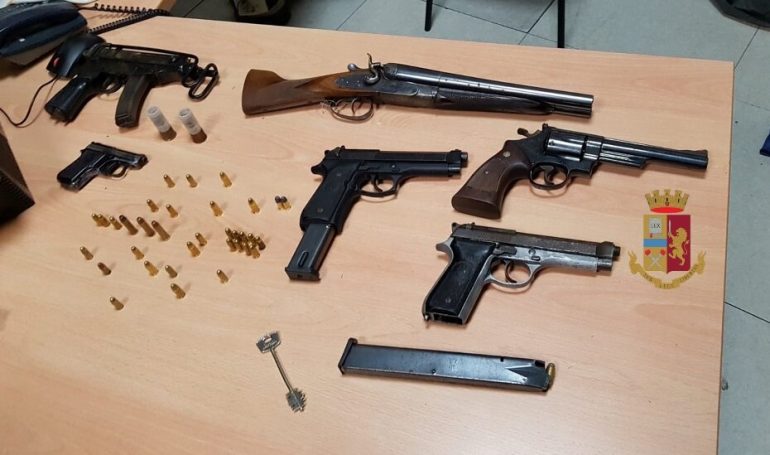 Napoli, scoperto deposito di armi e droga a Soccavo: preso un 17enne. IL VIDEO