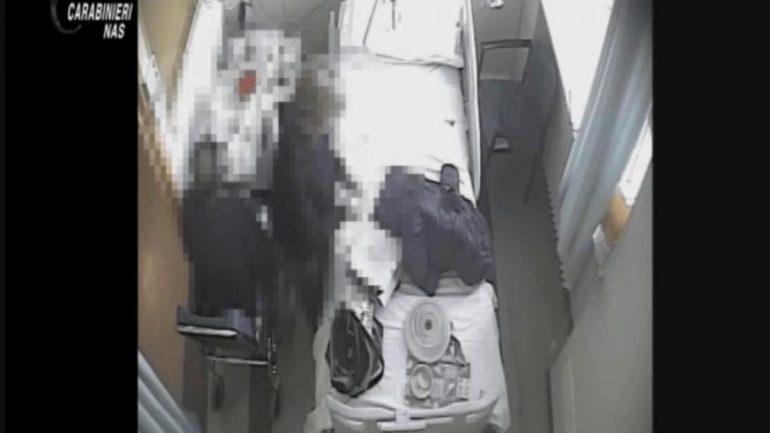 Caccia al complice della donna che ha avvelenato il cibo del marito in ospedale