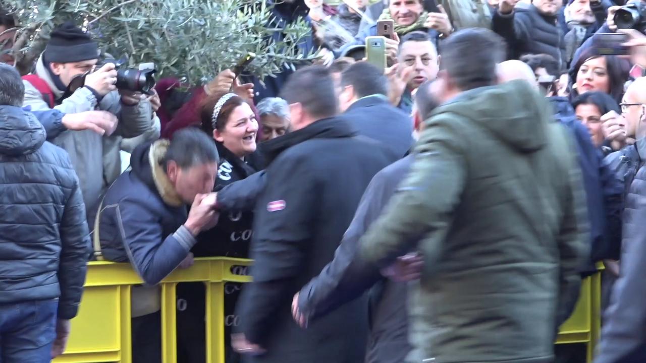 Salvini ad Afragola, sostenitore gli bacia la mano: il video diventa virale