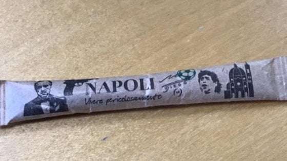 Bustine di zucchero con Padrino e pistola, l’Ue: “Non sono offensive per Napoli, è pubblicità”