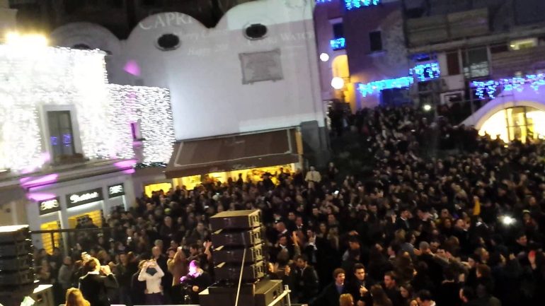 Capri, polemiche per il Capodanno in piazzetta e il comune chiede il risarcimento danni agli organizzatori