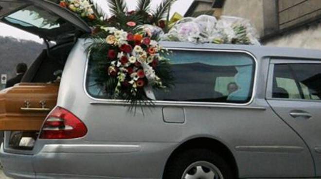 Napoli, carro funebre senza assicurazione bloccato dai vigili: i parenti del defunto fanno causa all’impresa funebre