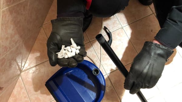 Casalinga-pusher napoletana nascondeva la cocaina nel manico della paletta raccogli rifiuti