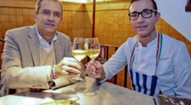 Napoli: de Magistris mangia la pizza con Sorbillo