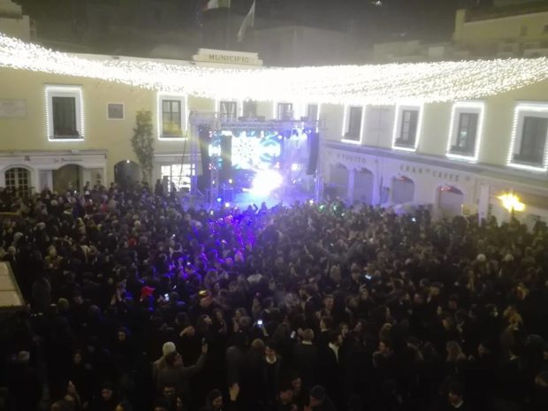Decibel Bellini replica alle polemiche sul capodanno a Capri: “Dispiace per il ritardo ma il mio set è stato spettacolare”
