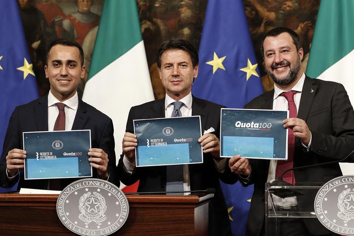 Crisi di governo sul web, grillini sparano a zero su Salvini